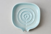 Load image into Gallery viewer, Self-Draining Porcelain Soap Dish